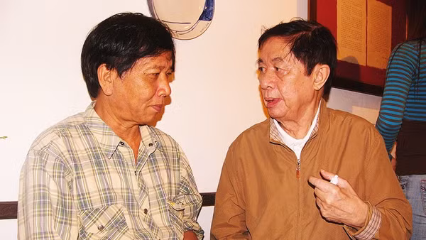 Nhà phê bình Hoàng Ngọc Hiến (bên phải) và nhà văn Nguyễn Huy Thiệp năm 2008. Ảnh: QUANG HƯNG