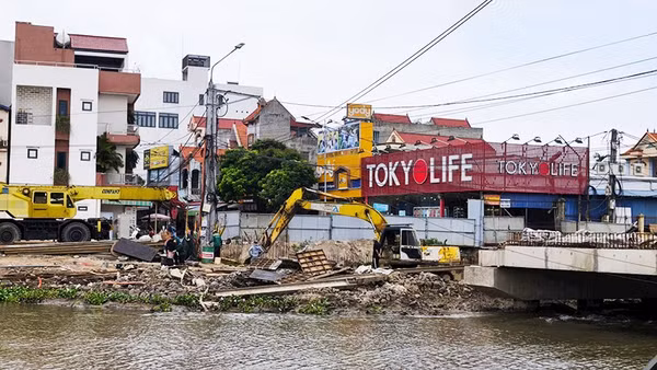 Dự án xây dựng cầu Bất Nạo (xã Phú Thái, TP Hải Phòng) chậm tiến độ gây ảnh hưởng cuộc sống của người dân trên địa bàn.