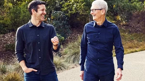 Ông John Ternus (bên trái) và Tim Cook tại trụ sở của Apple. Ảnh: CNN