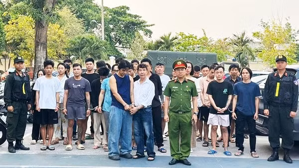 Ca sĩ Long Nhật cùng Sơn Ngọc Minh và 69 đối tượng bị bắt. Ảnh: CATPHCM