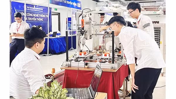 Sinh viên Trường Công nghệ thông tin và Truyền thông, Đại học Bách khoa Hà Nội với dự án nghiên cứu của mình.