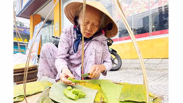 Bánh đúc của mệ Gái được gói bằng lá chuối phơi héo ăn cùng với mật mía. 