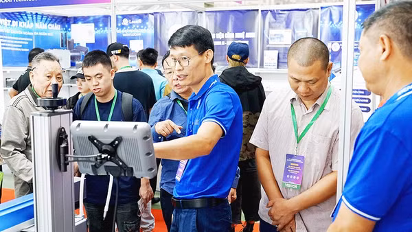 Kỹ sư đang thuyết trình giới thiệu sản phẩm công nghệ. Ảnh: NGUYỆT ANH
