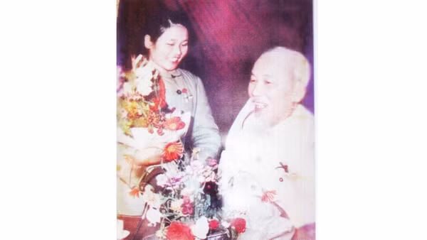Bác Hồ và Anh hùng Nguyễn Thị Kim Huế. Ảnh tư liệu