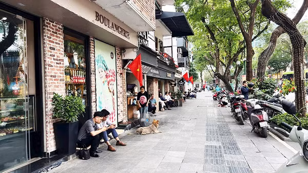 Vỉa hè thông thoáng dành cho người đi bộ.