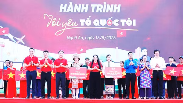 Trao tặng cờ Tổ quốc cho Hội LHTN Việt Nam tỉnh Nghệ An.