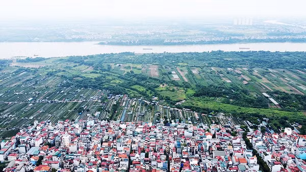 Phát triển hài hòa hai bên bờ sông Hồng trong bối cảnh thiên tai ngày càng phức tạp là một bài toán lớn. Ảnh: MINH KHIẾU