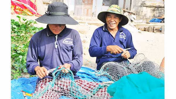 Vá lưới. Ảnh: NAM NGUYỄN