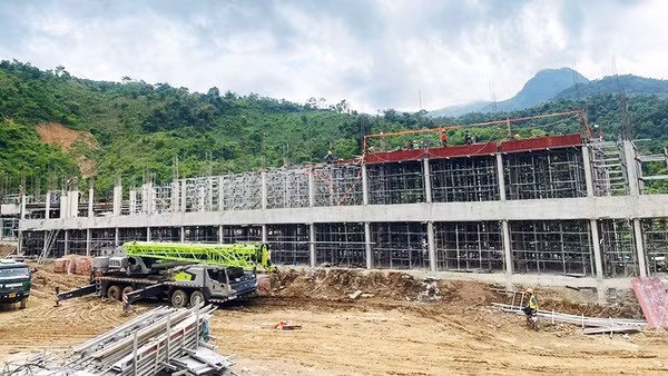 Trường phổ thông nội trú liên cấp tiểu học và THCS Bắc Lý đang được nhà thầu tích cực thi công.