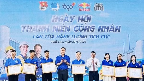 Tuyên dương các cán bộ hội, đoàn tiêu biểu các khu công nghiệp tại Phú Thọ. Ảnh: HOÀNG HÙNG/TTXVN