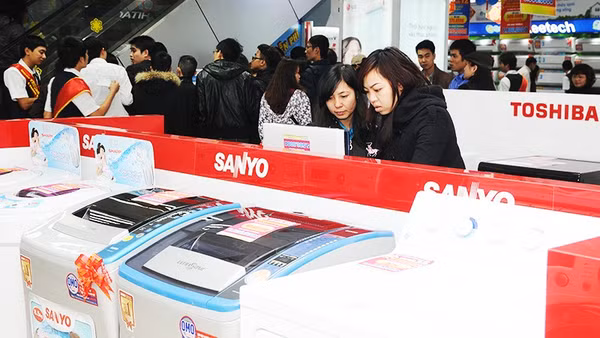 Người tiêu dùng trẻ lựa chọn sản phẩm SANYO có mức giá phù hợp nhưng vẫn bảo đảm chất lượng. Ảnh: NAM ANH