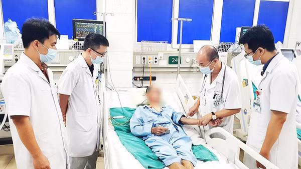 Hội chẩn ca bệnh 63 tuổi ở Hưng Yên phải nhập viện điều trị do ăn tiết canh lợn.