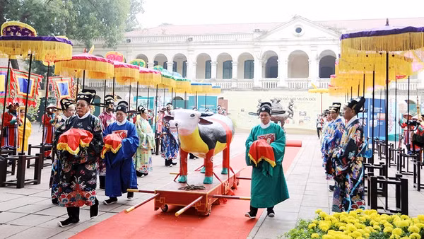 Lễ Tiến xuân ngưu tại Hoàng thành Thăng Long. 