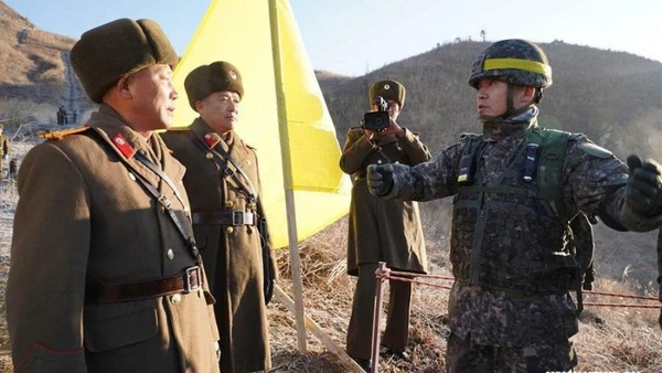 Các binh sĩ Hàn Quốc và CHDCND Triều Tiên tại Khu phi quân sự (DMZ) ngày 12/12/2018. (Ảnh: Xinhua) 