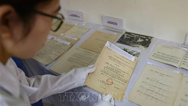 Giới thiệu tài liệu lưu trữ chủ đề "80 năm Quân đội Nhân dân Việt Nam". Ảnh: TTXVN