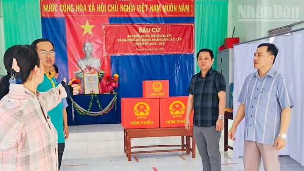 Đồng chí Trần Thanh Tuấn, Chủ tịch Ủy ban nhân dân xã Châu Thới, tỉnh Cà Mau (bìa phải) kiểm tra rất kỹ tại các tổ bầu cử.