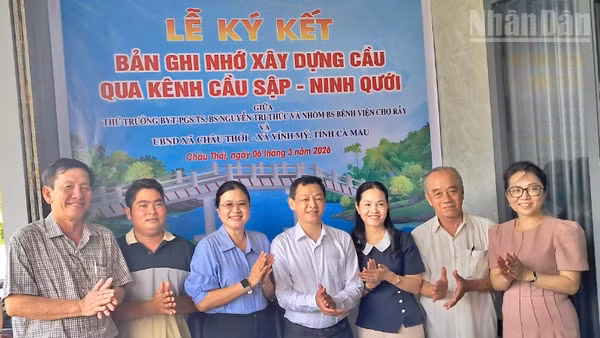 Đại diện các đơn vị tài trợ và lãnh đạo xã Châu Thới tại buổi lễ ký kết tài trợ xây dựng cầu nông thôn. (Ảnh: VĂN MẪN)