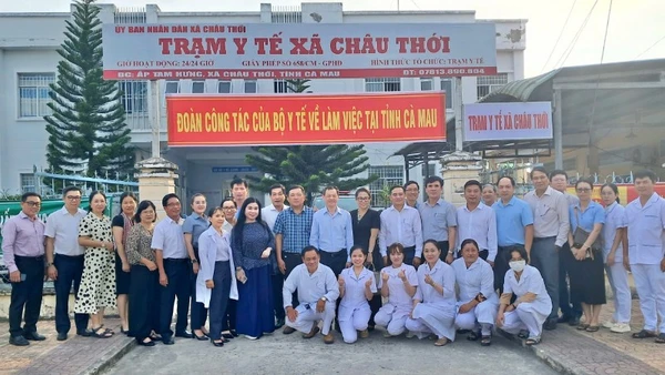 Đoàn công tác của Bộ Y tế đến khảo sát tình hình hoạt động của Trạm y tế xã Châu Thới, tỉnh Cà Mau.