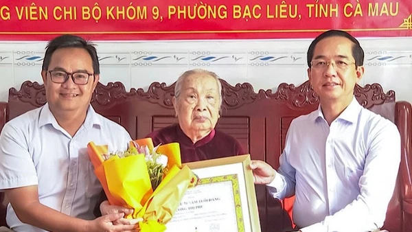 Đồng chí Hồ Thanh Thủy, Phó Bí thư Tỉnh ủy, Chủ tịch Ủy ban Mặt trận Tổ quốc Việt Nam tỉnh Cà Mau (bên phải) và đồng chí Trương Công Điện, Phó Bí thư Thường trực Đảng ủy phường Bạc Liêu trao tặng Huy hiệu 70 năm tuổi Đảng cho đồng chí Dương Thị Phủ, hiện hoạt tại Khóm 9, phường Bạc Liêu.