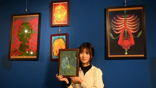 Triển lãm “Gò má em – Mảnh khói tàn”: Góc nhìn của nữ sinh lớp 12 trong xã hội trọng thành tích