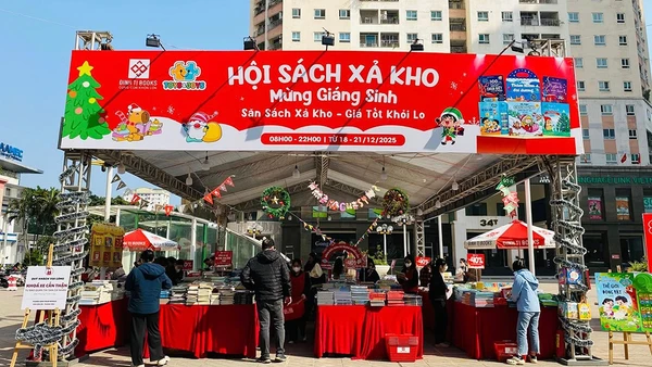 Hội sách xả kho của Đinh Tị Books.