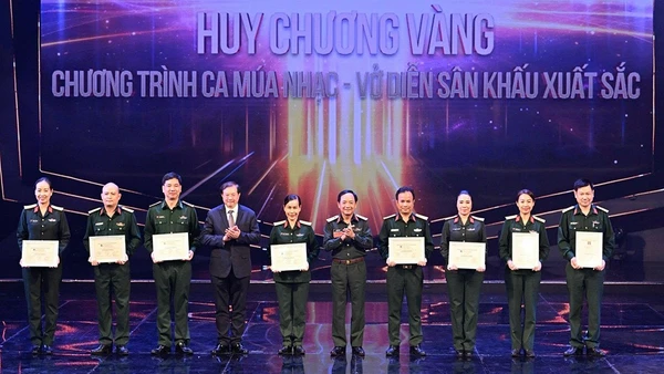 Thượng tá Nguyễn Xuân Hùng, Đoàn trưởng Đoàn Văn công Quân khu 7 (thứ 2 bên trái) nhận Huy chương Vàng cho Chương trình xuất sắc nhất tại Hội diễn nghệ thuật chuyên toàn quân năm 2023.