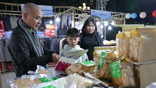 Khách hàng chọn mua sản phẩm OCOP tại một phiên chợ. (Ảnh minh họa)