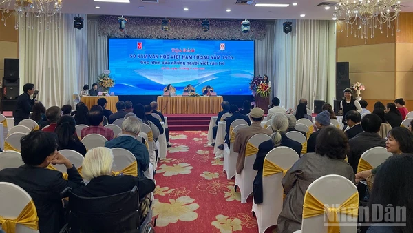 Tọa đàm thu hút sự tham gia của đông đảo các nhà văn, nhà thơ nhiều thế hệ.