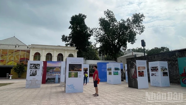 Trưng bày “Di sản văn hóa Việt Nam - Sức sống từ truyền thống đến hiện đại”.