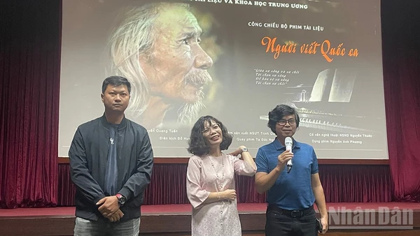 Từ phải sang: Đạo diễn Trịnh Quang Tùng, đạo diễn Đặng Linh và quay phim Đức Nguyên.