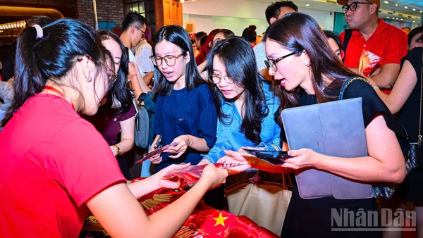 Dấu Ấn Mới Của Ca Sĩ Nguyễn Ngọc Anh Trong Album “Lời Hẹn Ước” Khán Giả Đến Dự Buổi Ra Mắt Phim “Tổ Quốc Trong Tim: The Concert Film&Quot;. (Ảnh: Bảo Long)