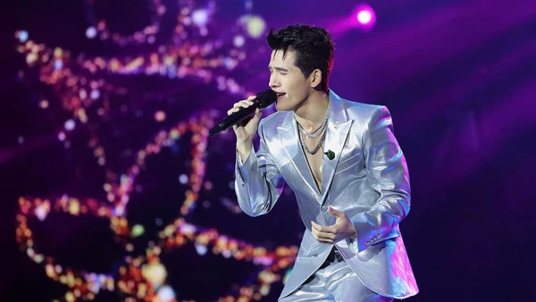 Ca sĩ Quốc Thiên trong chương trình “Noel cho tình nhân”.