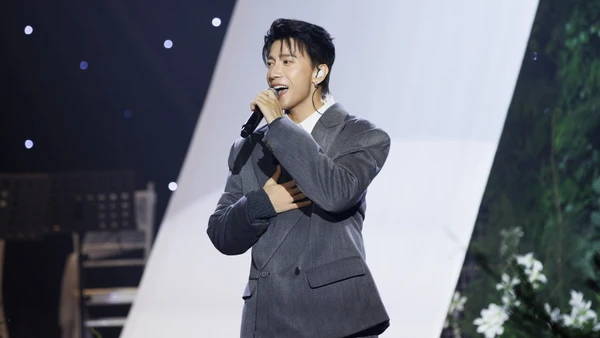 Ca sĩ S.T Sơn Thạch trình diễn ca khúc “Bầu trời này có em”.