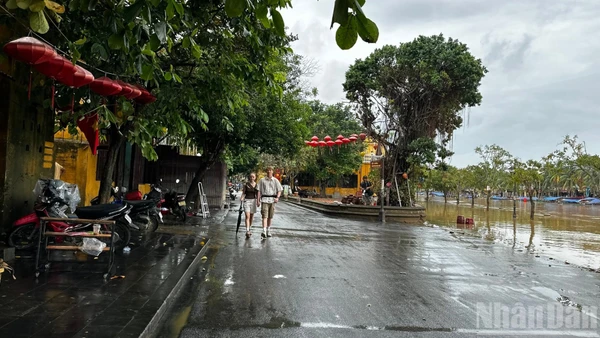 Phố cổ Hội An trong mùa mưa ngập. (Ảnh: ANH ĐÀO - CƯỜNG ART)