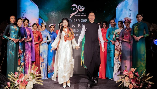 Nhà thiết kế Đỗ Trịnh Hoài Nam cùng các người mẫu chào khán giả.