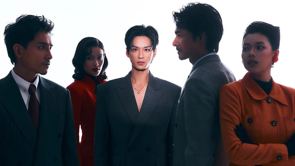 Diễn viên Trần Nghĩa (giữa) cùng các bạn diễn trong phim "Trái tim què quặt". (Ảnh: Galaxy Studio)