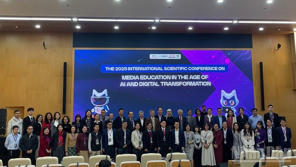 Các diễn giả, đại biểu tham gia hội thảo.