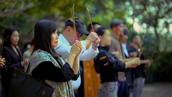 Đoàn làm phim “Hộ linh tráng sĩ – Bí ẩn mộ Vua Đinh” dâng hương tại đền Vua Đinh, Vua Lê, Ưu bà Phạm Thị Trân. (Ảnh: BHD)