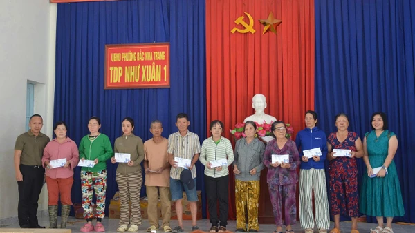 Đại diện câu lạc bộ Lữ hành Unesco Hà Nội trao quà ủng hộ người dân phường Bắc Nha Trang, Thành phố Nha Trang, tỉnh Khánh Hòa. (Ảnh: Câu lạc bộ cung cấp)