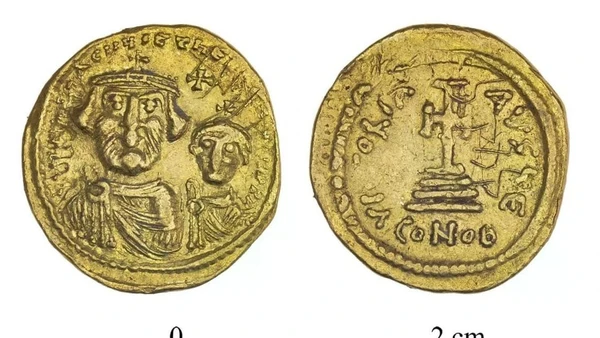 Những đồng tiền vàng hiếm có niên đại thời Byzantine được phát hiện tại di chỉ khảo cổ Hyrcania ở phía bắc sa mạc Judea. (Ảnh của COGAT)