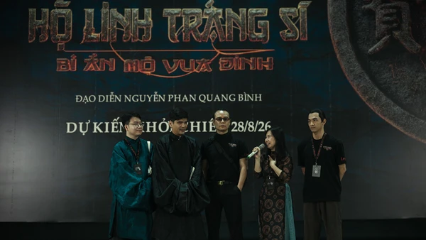 Nhóm cố vấn lịch sử và Tổng Giám đốc BHD Ngô Thị Bích Hạnh. (Ảnh: BHD)