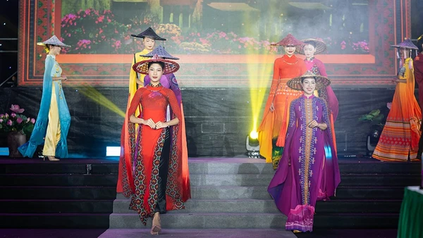Bộ sưu tập "Hương sắc Việt Nam" của nhà thiết kế 9x Vũ Thảo Giang mở màn Lễ hội Áo dài Du lịch 2025.
