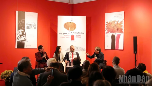 Nhà thơ Nguyễn Quang Thiều và nhà thơ Murad Sadani trò chuyện về hai tập sách với sự dẫn dắt của nhà thơ Hữu Việt. (Ảnh: KHIẾU MINH)