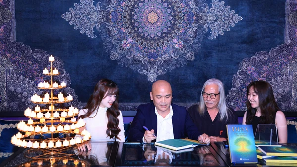 Tác giả Hà Huy Thanh (giữa) chia sẻ về cuốn sách.