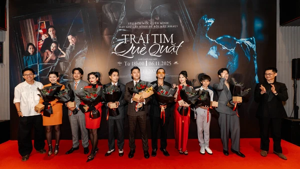 Đoàn làm phim "Trái tim què quặt" tại buổi ra mắt. (Ảnh: Galaxy Studio)