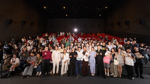 Đoàn làm phim giao lưu với khán giả tại buổi ra mắt phim. (Ảnh: Nhà sản xuất cung cấp)
