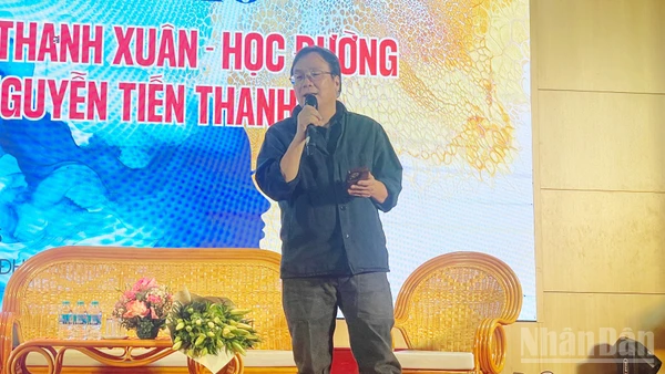 Nhà thơ Nguyễn Tiến Thanh đọc thơ tại sự kiện.