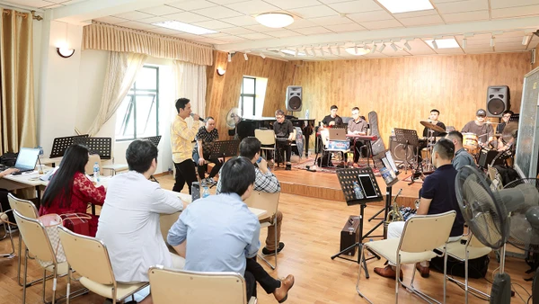 Các nghệ sĩ miệt mài luyện tập chuẩn bị cho đêm nhạc. (Ảnh: Ban tổ chức)