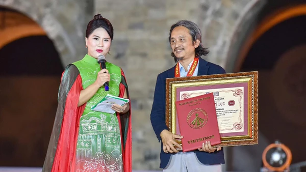 Họa sĩ Ngô Bá Hoàng nhận bằng công nhận kỷ lục. (Ảnh: NVCC)