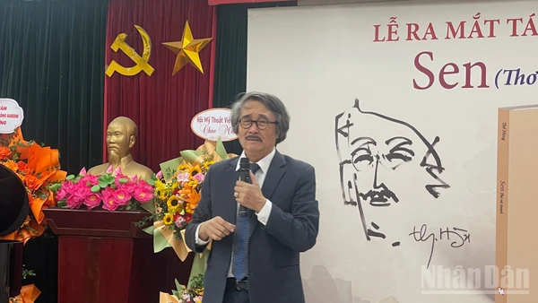 Tiến sĩ mỹ học Thế Hùng tại buổi ra mắt tập thơ.